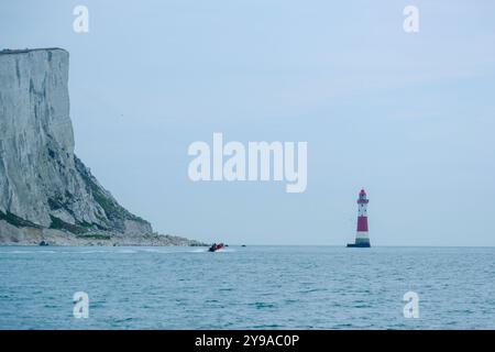 South Downs, Regno Unito - 7 settembre 2024 - le scogliere bianche di Beachy Head e il faro Foto Stock