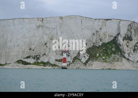 South Downs, Regno Unito - 7 settembre 2024 - le scogliere bianche di Beachy Head e il faro Foto Stock