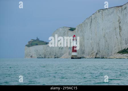 South Downs, Regno Unito - 7 settembre 2024 - le scogliere bianche di Beachy Head e il faro Foto Stock