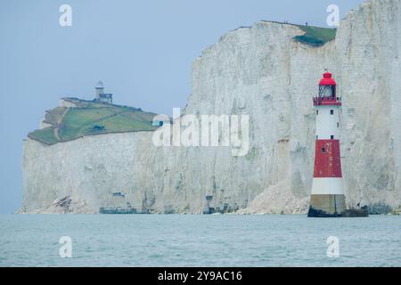 South Downs, Regno Unito - 7 settembre 2024 - le scogliere bianche di Beachy Head e il faro Foto Stock