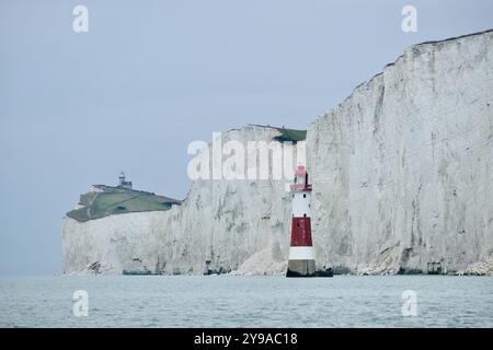 South Downs, Regno Unito - 7 settembre 2024 - le scogliere bianche di Beachy Head e il faro Foto Stock