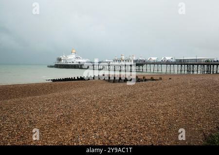 Eastbourne, Regno Unito, 8 settembre 2024 - la spiaggia di ciottoli e il molo Foto Stock