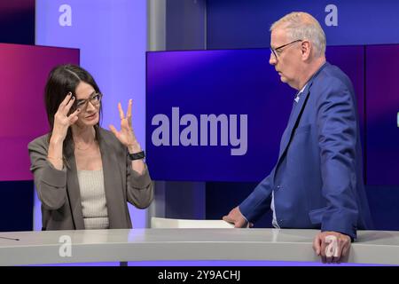 GER, Berlin, Studio, zu Gast bei - maischberger, Polittalk, TV, Format, mit Moderatorin - Sandra Maischberger, Das Erste, aus Adlershof - Am Studio 20, im Bild v.l. : Iris Sayram im Gespraech mit Guenther Jauch, 09.10.2024, *** GER, Berlin, Studio, ospite a maischberger, Polittalk, TV, formato, con la presentatrice Sandra Maischberger, Das Erste, da Adlershof allo Studio 20, nella foto da sinistra Iris Sayram in conversazione con Guenther Jauch, 09 10 2024, Copyright: HMBxMedia/UwexKoch Foto Stock