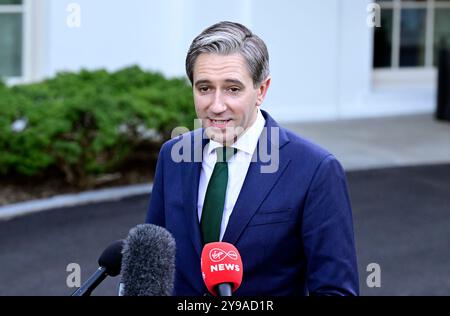 Washington, Stati Uniti d'America. 09 ottobre 2024. Il Taoiseach (primo Ministro) Simon Harris dell'Irlanda fa osservazioni alla stampa al di fuori della Casa Bianca dopo aver incontrato il presidente degli Stati Uniti Joe Biden a Washington, DC mercoledì 9 ottobre 2024Credit: Ron Sachs/Pool/Sipa USA Credit: SIPA USA/Alamy Live News Foto Stock