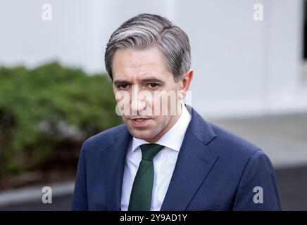 Washington, Stati Uniti d'America. 09 ottobre 2024. Il Taoiseach (primo Ministro) Simon Harris dell'Irlanda fa osservazioni alla stampa al di fuori della Casa Bianca dopo aver incontrato il presidente degli Stati Uniti Joe Biden a Washington, DC mercoledì 9 ottobre 2024Credit: Ron Sachs/Pool/Sipa USA Credit: SIPA USA/Alamy Live News Foto Stock