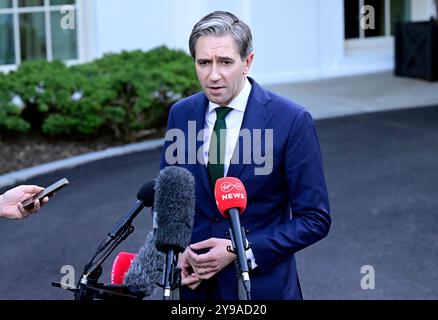 Washington, Stati Uniti d'America. 09 ottobre 2024. Il Taoiseach (primo Ministro) Simon Harris dell'Irlanda fa osservazioni alla stampa al di fuori della Casa Bianca dopo aver incontrato il presidente degli Stati Uniti Joe Biden a Washington, DC mercoledì 9 ottobre 2024Credit: Ron Sachs/Pool/Sipa USA Credit: SIPA USA/Alamy Live News Foto Stock