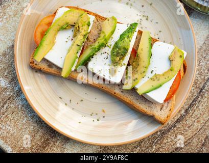 Panino a vista con pomodoro, avocado e formaggio Foto Stock