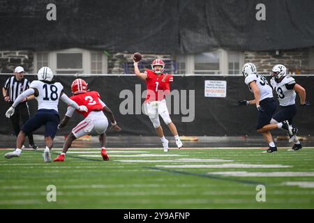 Ithaca, New York, Stati Uniti. 28 settembre 2024. Il quarterback dei Cornell Big Red Jameson Wang (1) passa la palla contro gli Yale Bulldogs sabato 28 settembre 2024 allo Schoellkopf Field di Ithaca, New York. Rich Barnes/CSM/Alamy Live News Foto Stock