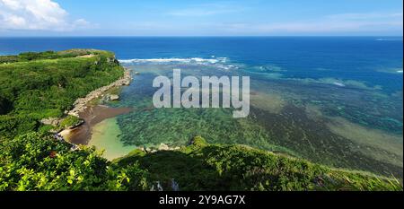 Vista della costa incontaminata e delle acque subtropicali dell'Oceano Pacifico dall'isola di Miyagijima, Okinawa, Giappone. Foto Stock