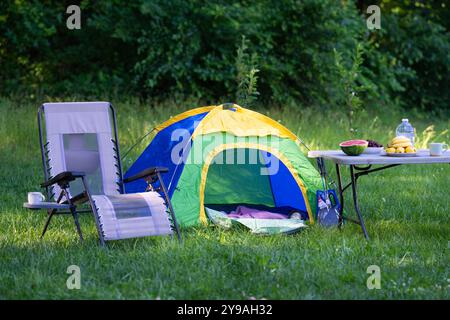 Campo nella foresta con tenda. Escursioni all'aperto in un giorno d'estate. Campeggio estivo e vacanza nella natura. Campeggio estivo. Avventura al campo. Concetto escursionistico. Campeggio Foto Stock