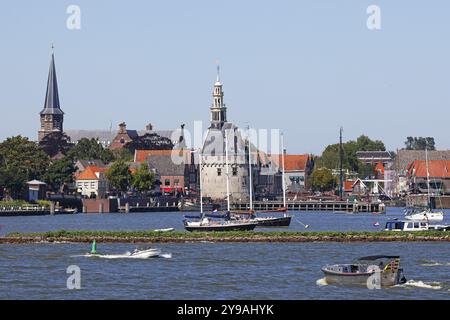 Vista della città di Hoorn dal Markermeer, centro storico con torre Hoofdtoren e chiesa di Grote Kerk (sul retro), Hoorn, Olanda settentrionale, Frisia occidentale Foto Stock