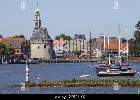 Vista della città di Hoorn dal Markermeer, centro storico con torre Hoofdtoren, Hoorn, Olanda settentrionale, Frisia occidentale, Paesi Bassi Foto Stock