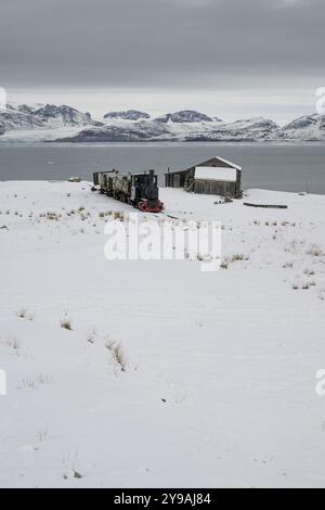 Ferrovia mineraria storica nel paesaggio invernale, Kongsfjord, NY-Alesund, Spitsbergen Island, Svalbard e arcipelago Jan Mayen, Norvegia, Europa Foto Stock