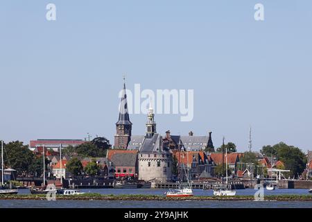 Vista della città di Hoorn dal Markermeer, centro storico con torre Hoofdtoren e chiesa di Grote Kerk (sul retro), Hoorn, Olanda settentrionale, Frisia occidentale Foto Stock