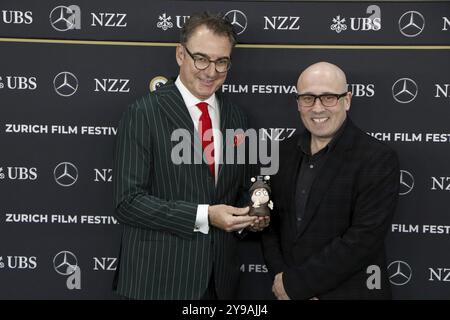 Christian Jungen (direttore del Festival) e Adam Elliot alla prima di Memoir of a Snail come parte del 20° Festival del Cinema di Zurigo, Zurigo, 08.10.2024 Foto Stock