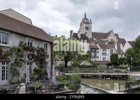 Ristorante le Local sul Canal des tanneurs (canale conciario), quartiere conciario nel centro storico di Dole, dipartimento del Giura, Francia, Europa Foto Stock