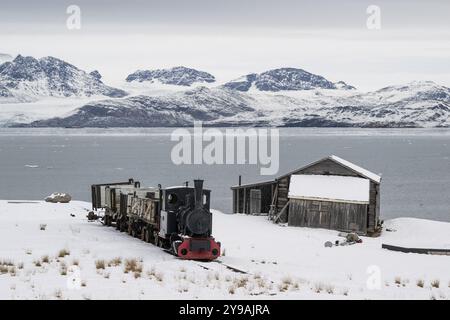 Ferrovia mineraria storica nel paesaggio invernale, Kongsfjord, NY-Alesund, Spitsbergen Island, Svalbard e arcipelago Jan Mayen, Norvegia, Europa Foto Stock