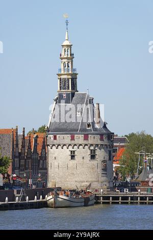 Vista della città di Hoorn dal Markermeer, centro storico con torre Hoofdtoren, Hoorn, Olanda settentrionale, Frisia occidentale, Paesi Bassi Foto Stock