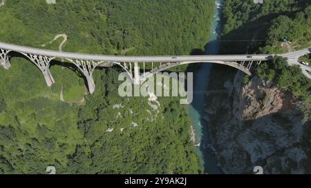 Vista aerea sul ponte ad arco di Djurdjevica sul fiume Tara nel Montenegro settentrionale Foto Stock