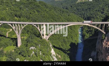 Vista aerea sul ponte ad arco di Djurdjevica sul fiume Tara nel Montenegro settentrionale Foto Stock