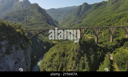 Vista aerea sul ponte ad arco di Djurdjevica sul fiume Tara nel Montenegro settentrionale Foto Stock