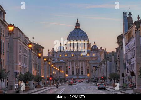 Tramonto sulla Basilica di San Pietro in Vaticano. Serata presso il più famoso punto di riferimento, il cielo nuvoloso Foto Stock