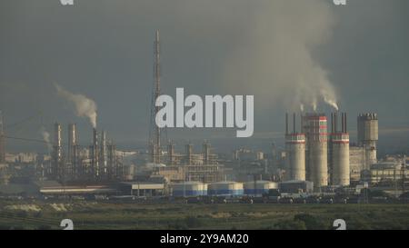 Impianto di raffineria di petrolio e gas con fumo di camino, Business petrolchimico industriale, energia elettrica e combustibile, ecosistema e concetti di ambiente sano Foto Stock