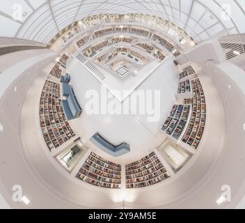 Biblioteca moderna dal design simmetrico e numerosi scaffali in un ambiente bianco futuristico, biblioteca pubblica Am Mailaender Platz, Empty, Stoccarda, Foto Stock