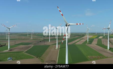 Vista aerea delle turbine eoliche e dei campi agricoli. Mulini a vento turbine che generano elettricità, energia verde Foto Stock