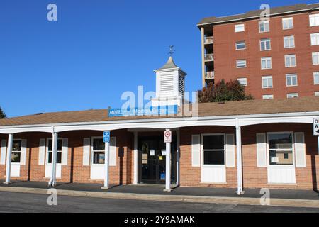 Vecchia stazione ferroviaria di Metra con un cielo limpido a Morton Grove, Illinois Foto Stock