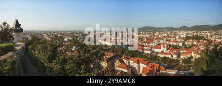 Panorama di Graz, splendida vista da Schlossberg sopra il centro della città Foto Stock