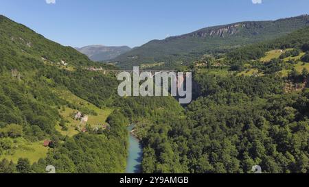 Vista aerea sul ponte ad arco di Djurdjevica sul fiume Tara nel Montenegro settentrionale Foto Stock