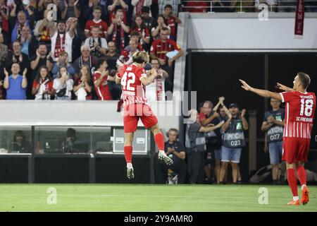 Il marcatore Ritsu Doan (SC Freiburg) viene celebrato dai tifosi dopo il suo gol di 2-0, Nils Petersen (Friburgo) è felice con lui durante il 202 Foto Stock