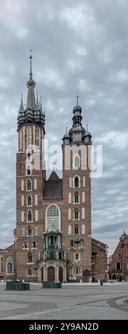 La piazza principale del mercato di Cracovia alla luce soffusa dell'alba, via della cattedrale di Santa Maria. Cracovia, Rynek Glowny, Bazylika Mariacka Foto Stock