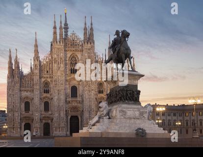 Duomo di Milano con Vittorio Emanuele II Foto Stock