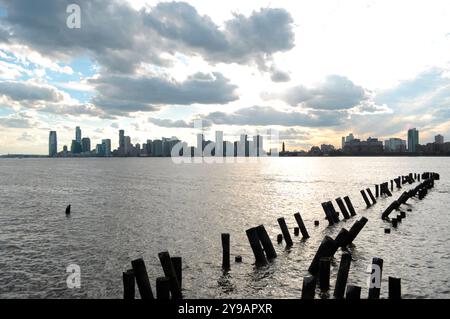 New York, Stati Uniti. 8 ottobre 2024. Una vista del fiume Hudson e di Jersey City è visibile da Manhattan, New York. (Foto di Jimin Kim/SOPA Images/Sipa USA) credito: SIPA USA/Alamy Live News Foto Stock