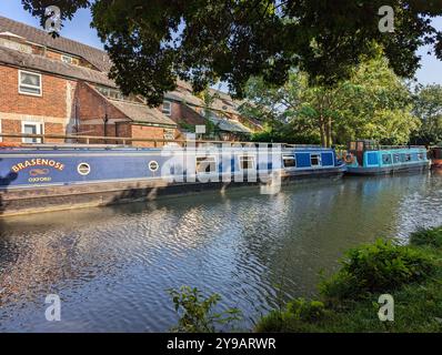 Barche a canale stretto sul canale di Oxford nel quartiere Jericho di Oxford Foto Stock