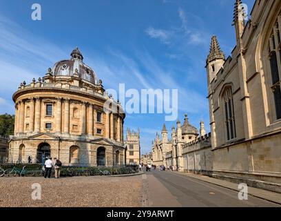 Vista generale dell'Università di Oxford, con l'edificio della biblioteca Radcliffe camera sulla sinistra, e l'ornato Gothic All Souls College sulla destra Foto Stock