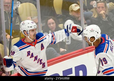 Pittsburgh, Stati Uniti. 09 ottobre 2024. L'ala sinistra dei New York Rangers Chris Kreider (20) celebra il suo gol accorciato non assistito con il difensore dei New York Rangers K'Andre Miller (79) nel terzo periodo della vittoria dei Rangers 6-0 al Pittsburgh Penguins Home Opener alla PPG Paints Arena di Pittsburgh mercoledì 9 ottobre 2024. Foto di Archie Carpenter/UPI. Crediti: UPI/Alamy Live News Foto Stock