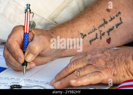CANTON, GEORGIA - 09 ottobre: "Sii con le persone che fanno bene alla tua anima" dice il tatto sull'avambraccio di un partecipante mentre firma la lista degli ospiti al Rally della libertà riproduttiva del VP Harris a Canton il 9 ottobre 2024. (Foto di Phil Mistry / PHIL FOTO) crediti: Phil Mistry / Alamy Live News Foto Stock