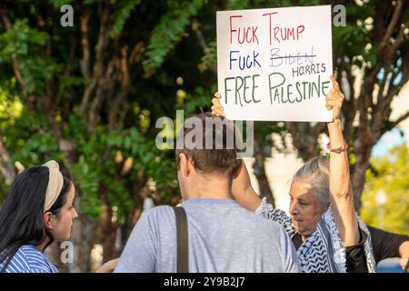 CANTON, GEORGIA - 09 ottobre: Un manifestante a sostegno della Palestina tiene uno striscione al rally Harris Reproductive Freedom a Canton il 9 ottobre 2024. (Foto di Phil Mistry / PHIL FOTO) crediti: Phil Mistry / Alamy Live News Foto Stock