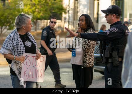 CANTON, GEORGIA - 09 ottobre: Un manifestante a sostegno della Palestina tiene uno striscione al rally Harris Reproductive Freedom a Canton il 9 ottobre 2024. (Foto di Phil Mistry / PHIL FOTO) crediti: Phil Mistry / Alamy Live News Foto Stock