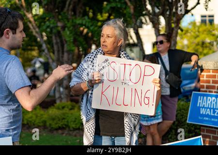 CANTON, GEORGIA - 09 ottobre: Un manifestante a sostegno della Palestina tiene uno striscione al rally Harris Reproductive Freedom a Canton il 9 ottobre 2024. (Foto di Phil Mistry / PHIL FOTO) crediti: Phil Mistry / Alamy Live News Foto Stock