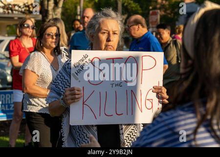 CANTON, GEORGIA - 09 ottobre: Un manifestante a sostegno della Palestina tiene uno striscione al rally Harris Reproductive Freedom a Canton il 9 ottobre 2024. (Foto di Phil Mistry / PHIL FOTO) crediti: Phil Mistry / Alamy Live News Foto Stock