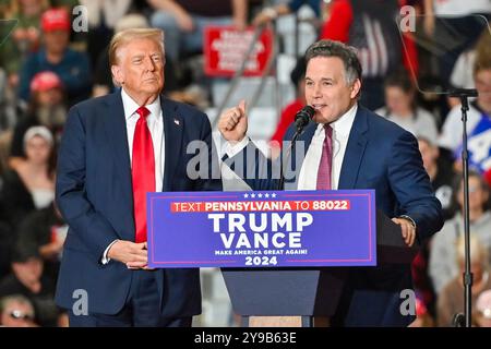 Scranton, Stati Uniti. 09 ottobre 2024. L'ex presidente Donald Trump ha invitato il candidato per il senatore americano Dave McCormick sul palco in una manifestazione di mercoledì pomeriggio a Scranton. Il candidato presidenziale repubblicano, l'ex presidente Donald Trump, si è fermato al Riverfront Sports Complex di Scranton, Pennsylvania, per parlare con gli elettori. Credito: SOPA Images Limited/Alamy Live News Foto Stock