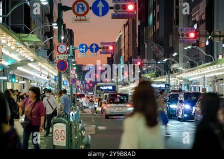 Kyoto City, Giappone - SEP 30 2024: Vista della strada di Shijo Kawaramachi di notte. Una zona vivace del centro di Kyoto. Foto Stock