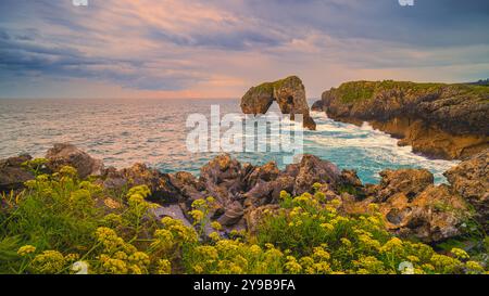 Alba a El Castro de las Gaviotas (Castru de las Gaviotas), uno dei luoghi più suggestivi della costa orientale delle Asturie. Vicino alle spiagge di Foto Stock