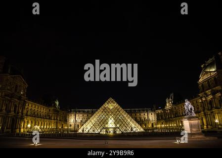 Cortile del Museo del Louvre con piramide di vetro di notte - Parigi, Francia Foto Stock