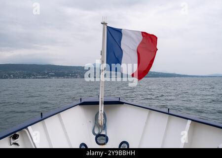 Bandiera francese sulla prua di un traghetto sul lago Leman per Losanna in Svizzera da Evian les Bains nelle Alpi nel dipartimento i dell'alta Savoia Foto Stock