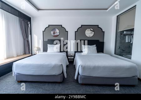 Hotel a 4 stelle Everyday Hotel, Tuy Hoa City, provincia di Phu Yen, Vietnam - 8 settembre 2024: Vista dell'interno della camera da letto dell'hotel a 4 stelle Evryday Hotel Foto Stock